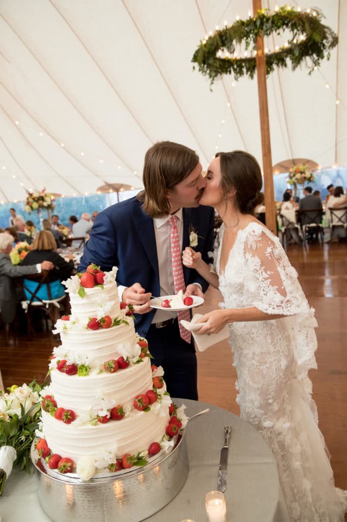 marthas-veneyard-wedding-photographer-old-whaling-church-field-club-tented-reception-1899