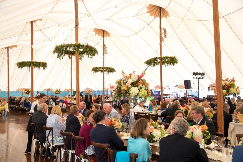marthas-veneyard-wedding-photographer-old-whaling-church-field-club-tented-reception-1904