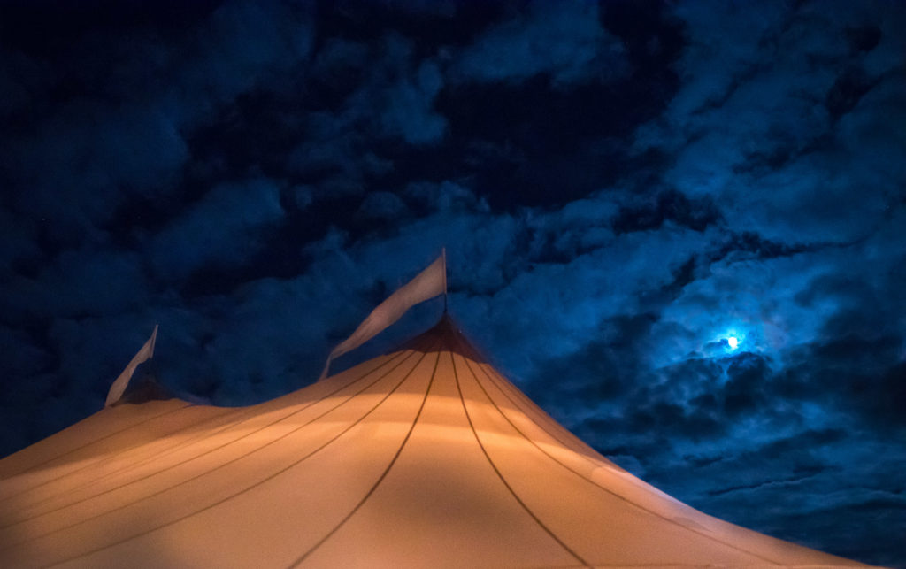 marthas-veneyard-wedding-photographer-old-whaling-church-field-club-tented-reception-2177